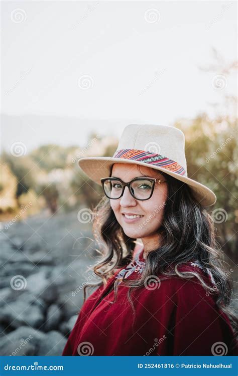 Mujer Latina Sonriente Con Sus Tradicionales Lentes De Poncho Rojo Y Un Sombrero En Un Espacio