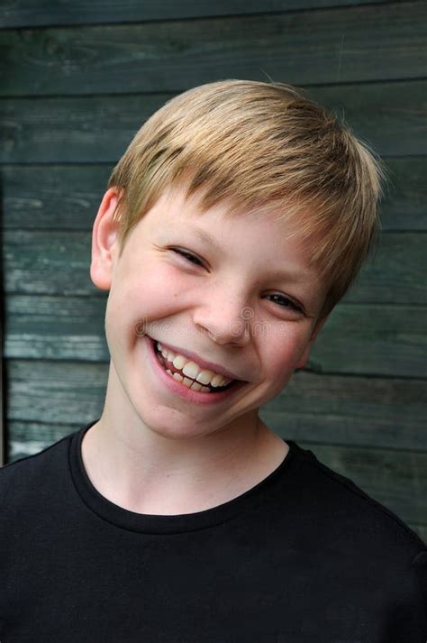 Leuke Brede Eyed Weinig Blonde Jongen Stock Foto Image Of Melk Geanimeerd