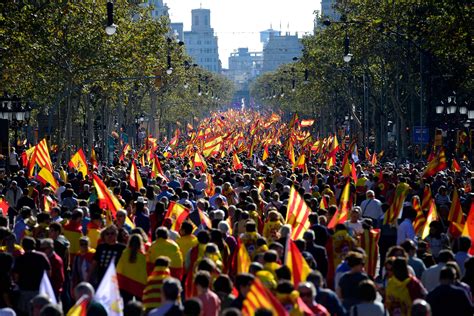 Cientos De Personas Se Concentran Ante La Generalitat Con Banderas