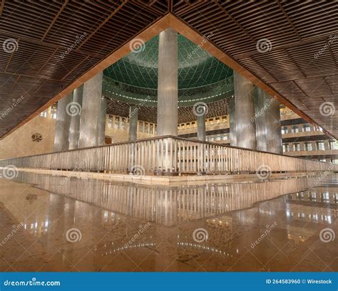 Interior De La Mezquita Istiqlal De Jakarta En Indonesia Imagen