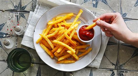 Вкусная, хрустящая и невредная: как приготовить картошку фри в духовке ...