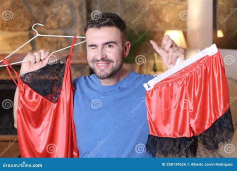 Homem Mostrando Lingerie Fofa Para A Namorada Foto De Stock Imagem De Roupa Homem
