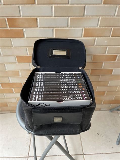 Box Dvd Sex And The City Coleção Completa Mala Filme e Série Dvd