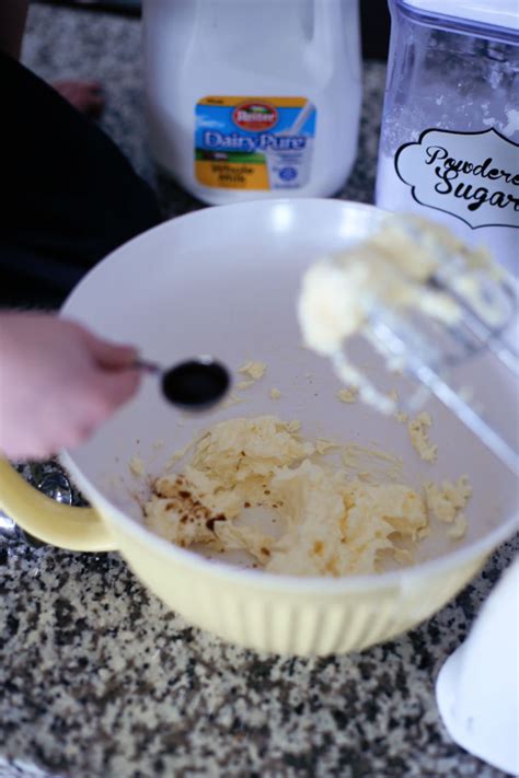 Easy Naked Cake Tutorial For Beginners Twist Me Pretty