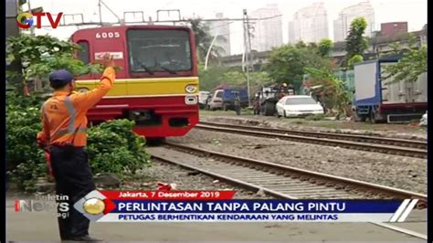 Perlintasan Ka Tanpa Palang Pintu Petugas Jpl Stasiun Ancol Bantu Lalu