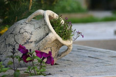 Красивое оформление клумб с помощью кувшина: 45 лучших идей | Живу за ...