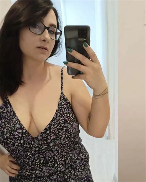 No Bra No Problem Nudes Cleavage Nude Pics Org