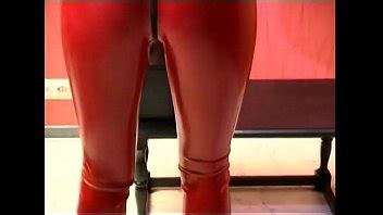 Esclava atada posando en látex XVIDEOS