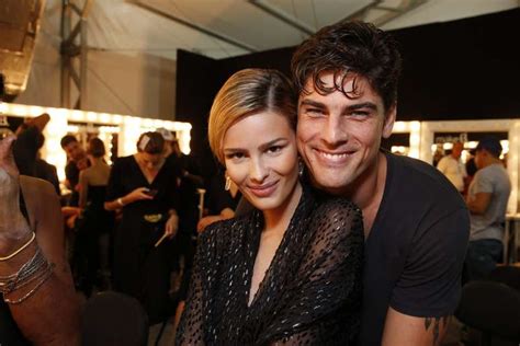 Yasmin Brunet E Namorado - Yasmin Brunet namora em backstage da Triya; veja fotos