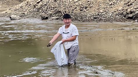 山塘水库放水捞鱼，东仔古抓了好多鲫鱼，好开心抓鱼 钓鱼 三农视频 搜狐视频