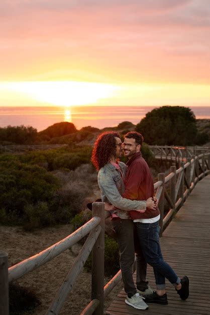Vue D Un Couple Gay Affectueux Et Passant Du Temps Ensemble Sur La Plage Photo Gratuite