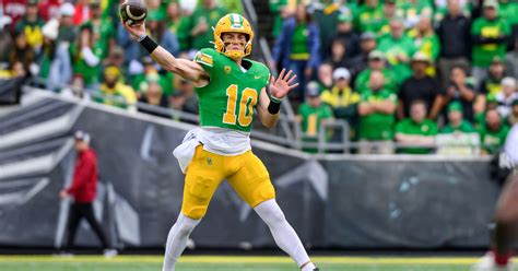 Oregons Bo Nix Named A Finalist For Walter Camp Davey Obrien And