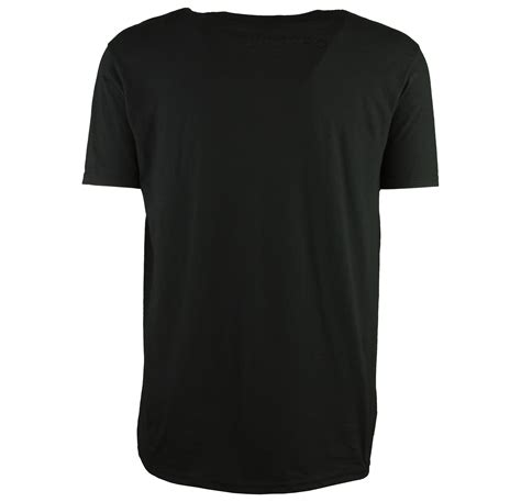 Черная футболка на вешалке 95 фото