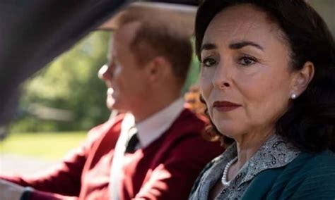 Sau khi xem phim Sex Education tôi tái mặt nhìn chồng và nhận ra Hôn nhân rơi vào đường cùng