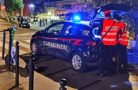 Roma Vede I Carabinieri E Scappa Trovato Con 25 Dosi Di Cocaina