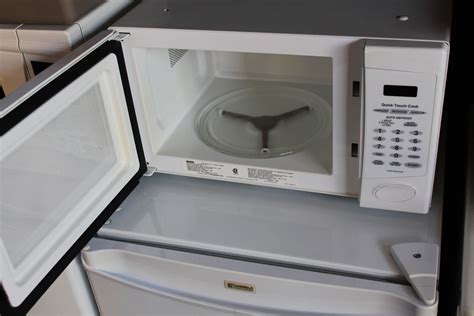 WHITE KENMORE MICROWAVE