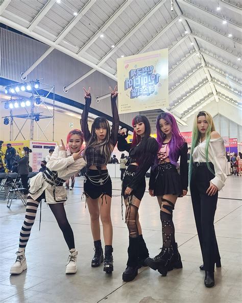 Rolling Quartz members in tights & stockings : r/KPopTights