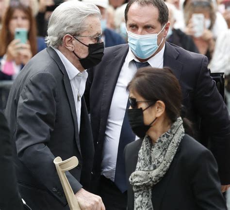 Photo Alain Delon Obsèques de Jean Paul Belmondo en en l église