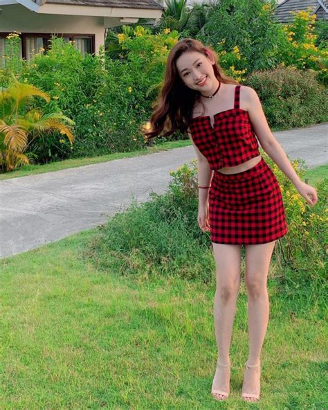 Sau thời gian mặc kín đáo hot girl thị phi Thúy Vi lại tiếp tục o ép vòng một