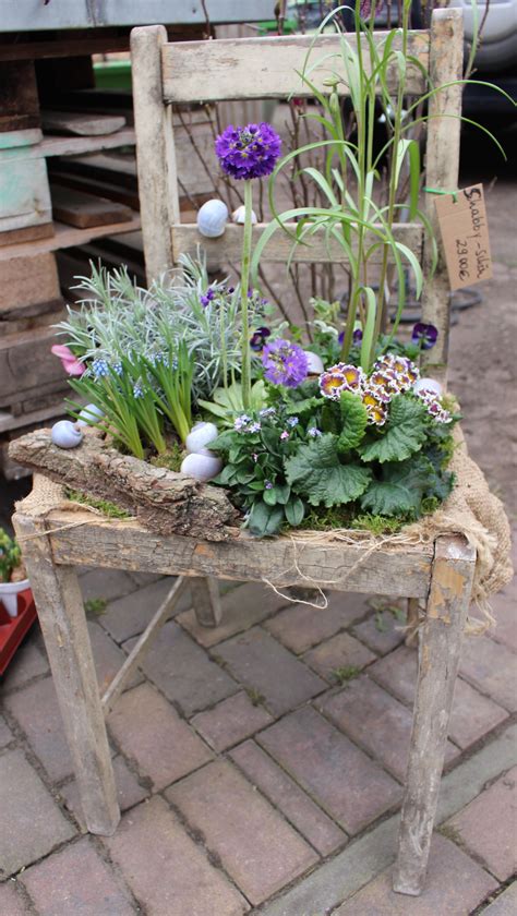 Alte Stuehle Im Garten Dekorieren