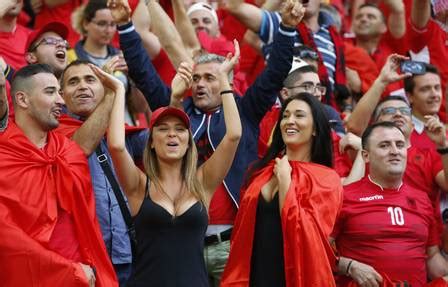 Musas Albanesas E Francesas Roubam A Cena Em Jogo Da Eurocopa Fotos