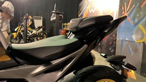 Siêu naked bike hạng còi giá rẻ Ấn Độ TVS Apache RTR gây sốc bởi tính năng độc nhất Thế