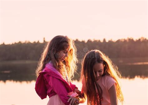 Duas Meninas Bonitas Que Sorriem E Que Jogam No Beira Mar Du Imagem De