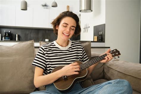 Hermosa Joven Tocando El Ukelele Cantando Y Disfrutando De Su