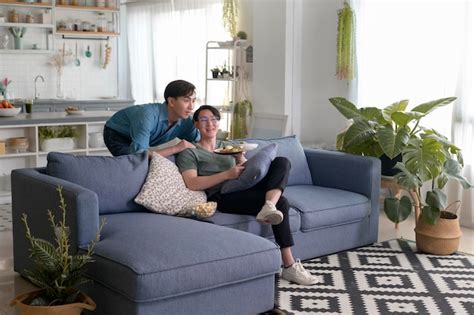 Jovem Casal Gay Sorridente Comida Saud Vel Na Sala De Estar Em Casa Lgbtq E Conceito De