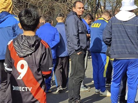 Video: un chico fue a la despedida de Riquelme con la camiseta de River