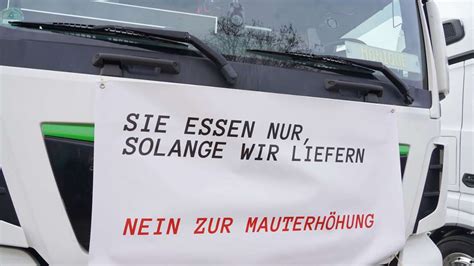 Lkw Fahrer demonstrieren gegen Mautgebühr und CO2 Steuer