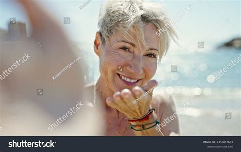 Femme Blonde En Maillot De Bain Qui Se Fait Baiser À La Plage Photos Images Pictures