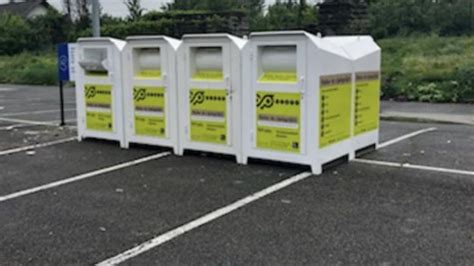 MOHU konténer, szeméthegy a textilgyűjtő konténer körül. - Világgazdaság