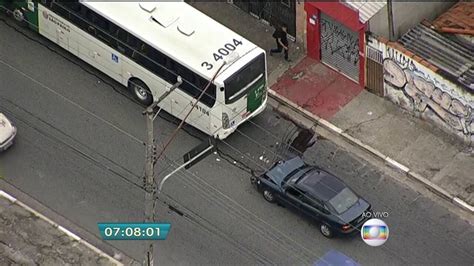 Bom Dia Sp Carro Bate Atr S De Nibus Em Avenida Na Zona Leste Da