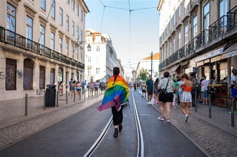 Persona Gay Con Bandera Arco Iris Caminando Por Las Calles De Lisboa Foto Premium