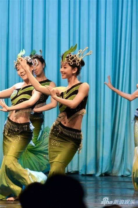 Ảnh thời đi học xinh đẹp chưa từng công bố của hot girl trà sữa