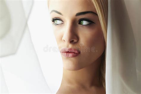 Beau Visage De Jeune Femme Blonde De Jeune Mariée Regard De Fille Dans Le Voile De Window