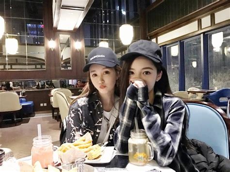 Ai cũng phát lú khi ngắm loạt ảnh hot girl mạng xã hội với ngoại hình như đúc từ một khuôn