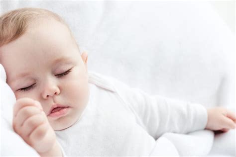 Comment faire dormir bébé dans son lit conseils et astuces