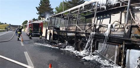 Paura Sulla Palermo Sciacca Pullman Con Passeggeri A Bordo Va A Fuoco