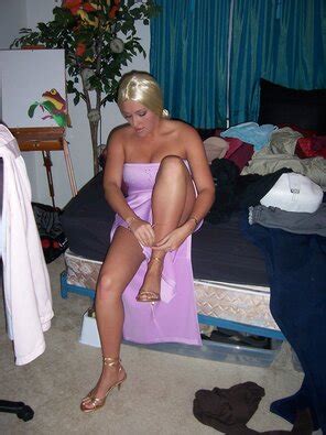 Thick Ginger Amateur Presenting Her Round Bare Ass For Inspection Porn Pic