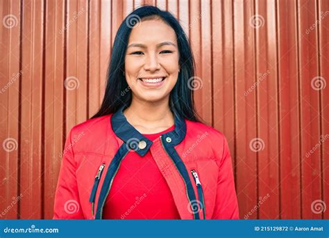 Jovem Latina Sorrindo Feliz Inclinada Na Parede Da Cidade Foto De Stock Imagem De Fresco
