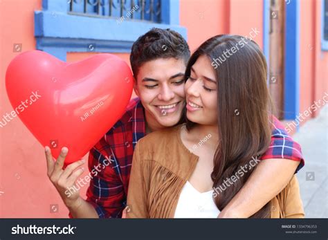 Pareja latina en san valentin Más de 15 150 fotos de stock con licencia libres de regalías