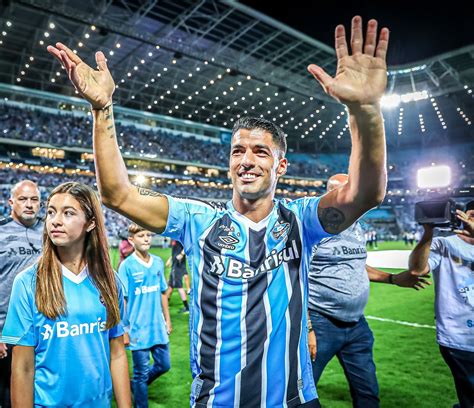 Luis Suárez brilla en su debut con triplete para el Gremio