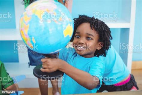 Niño Sosteniendo Un Globo Del Mundo Foto De Stock Y Más Banco De Imágenes De Globo Terráqueo