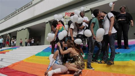 Movimento gay protesta em frente à sede da Prefeitura de São Gonçalo