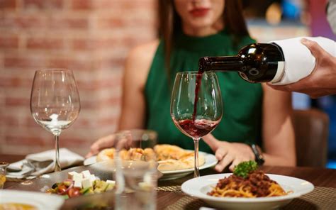 Chi Assaggia Il Vino Al Ristorante Cantine Di Dolianova