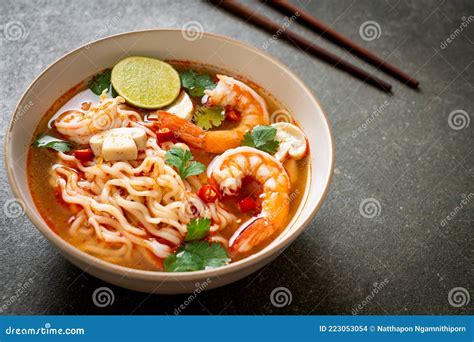 Ramen De Fideos Instantáneos En Sopa Picante Con Gambas Tom Yum Kung