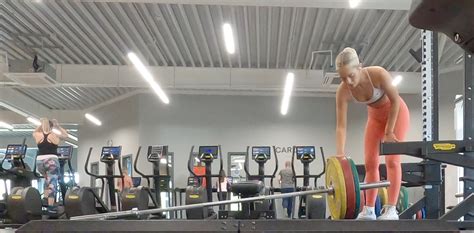 Gym Blonde In Tight Coral Leggings Part Spandex Leggings Yoga Pants Forum