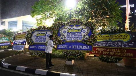 Karangan Bunga Ucapan Selamat Untuk Anak Lulung Dominasi Gedung Dprd